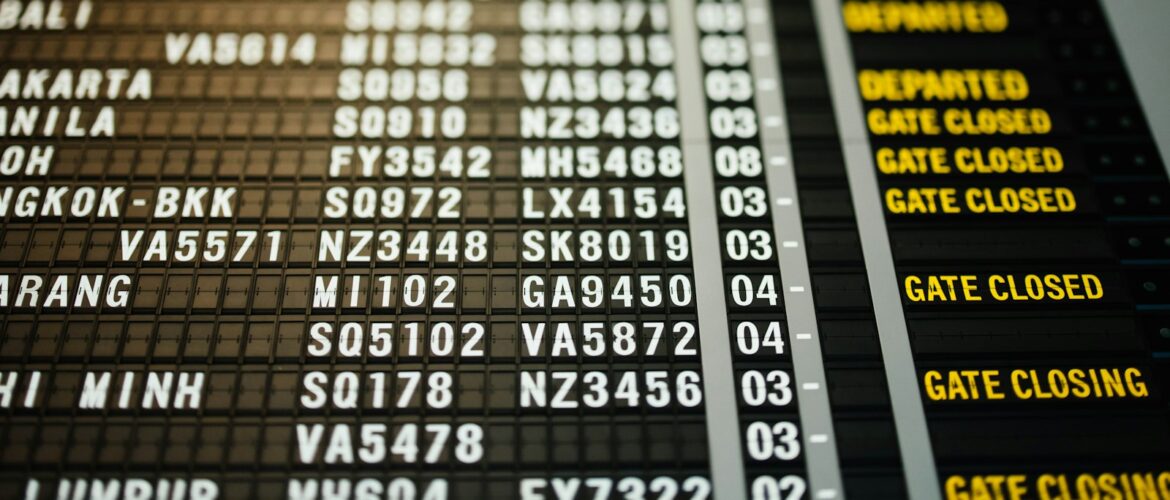 Tablero de salidas de un aeropuerto internacional