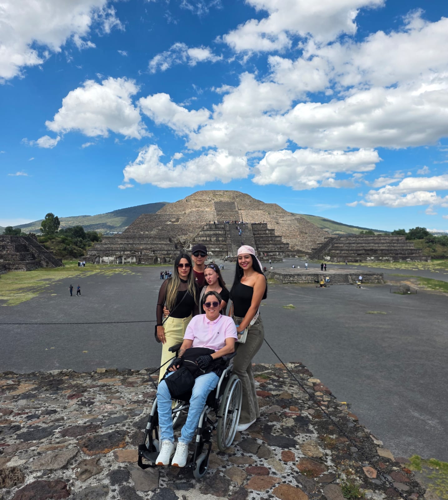 Familia frente a las pirámides de Teotihuacán