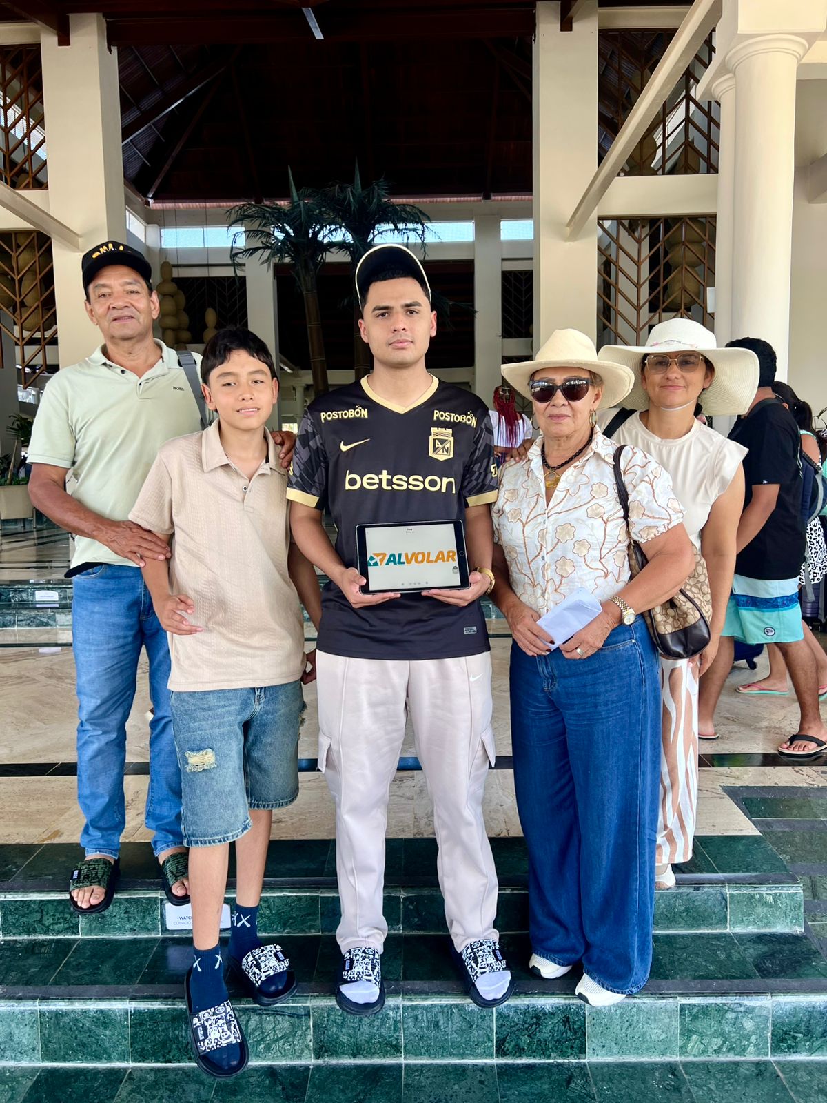 Familia disfrutando su viaje organizado por Al Volar