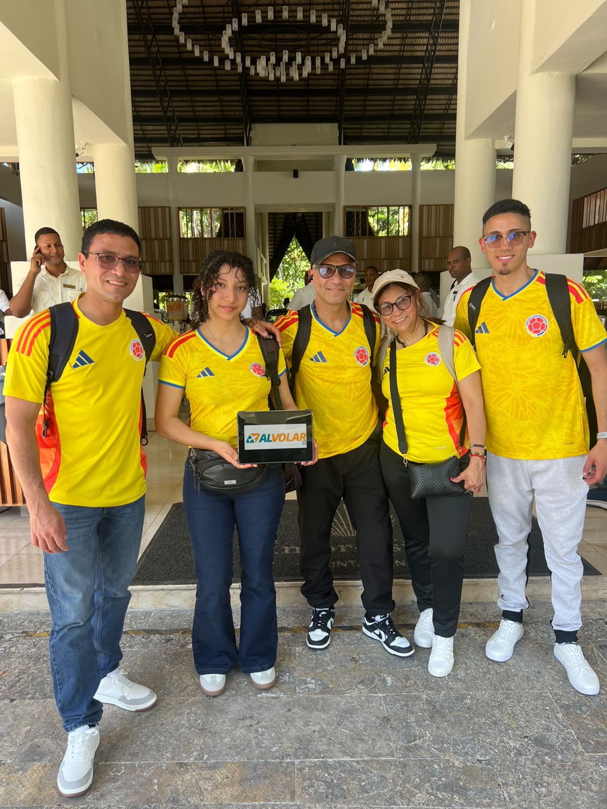 Grupo de amigos con camisetas de la Seleccion Colombia en su viaje con Al Volar