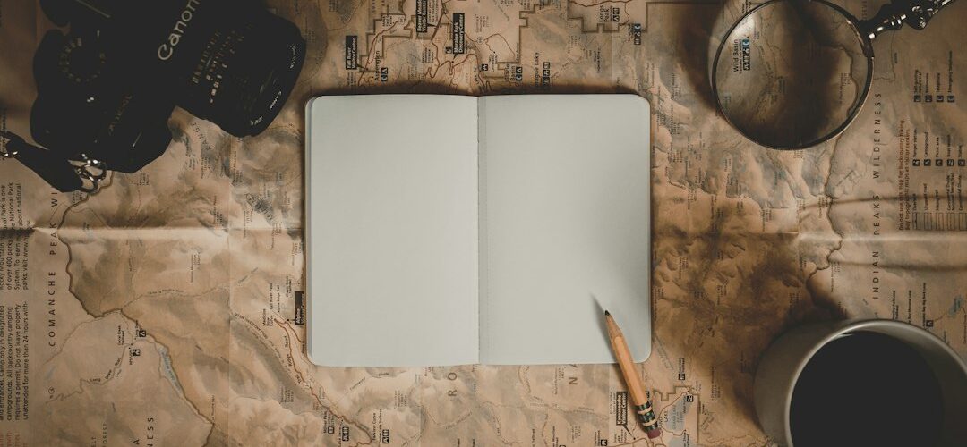 Persona planeando un viaje con mapa y cuaderno