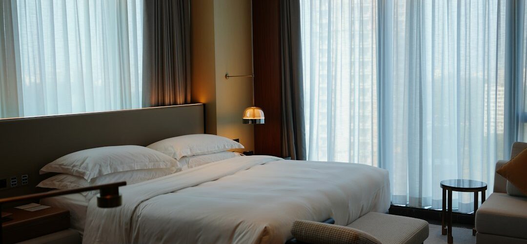 Habitación de hotel con cama junto a la ventana