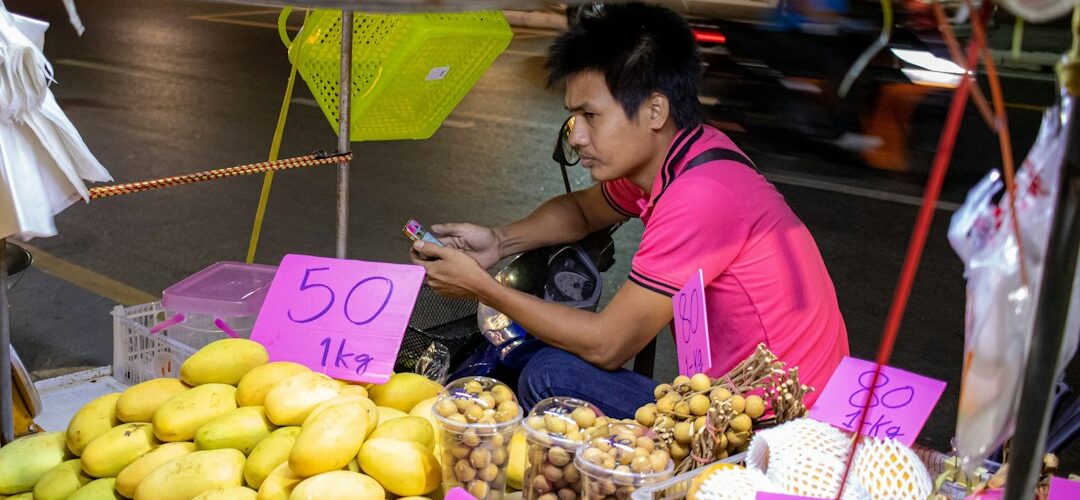 Vendedor de frutas en una calle turística