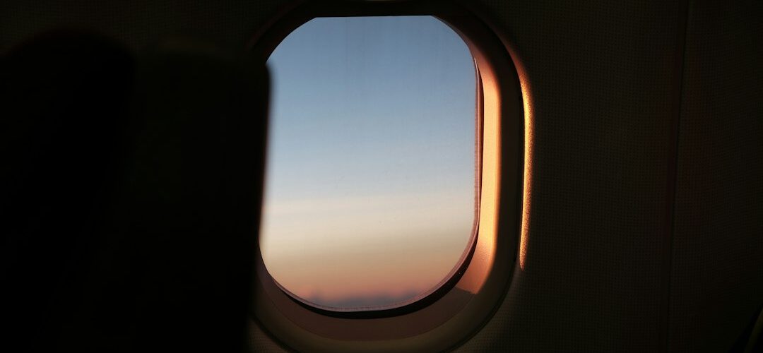 Vista desde la ventana de un avión al amanecer