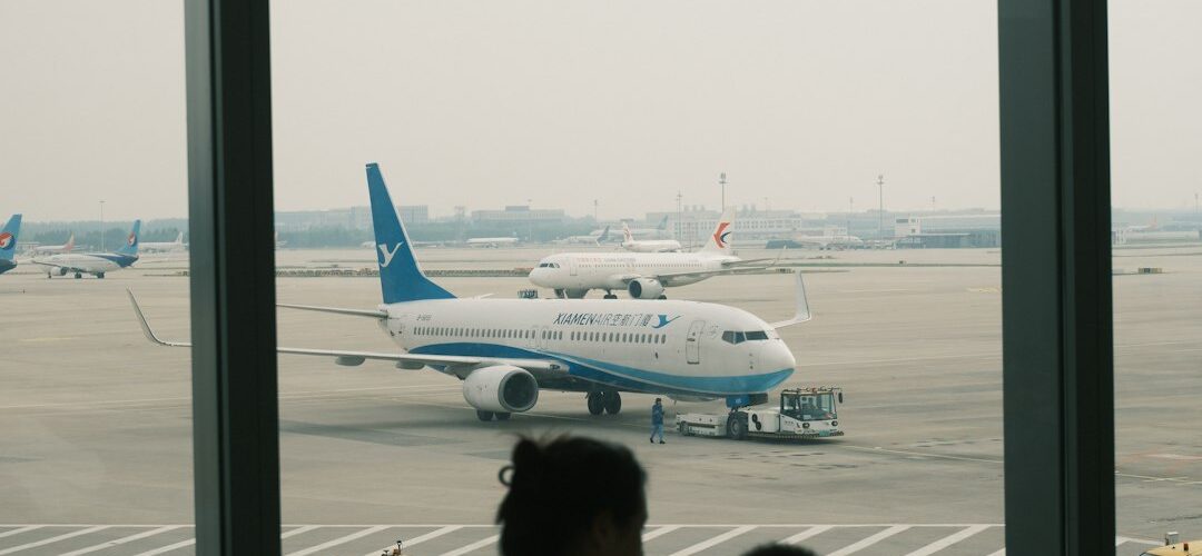 Aviones en la pista vistos desde la ventana del aeropuerto